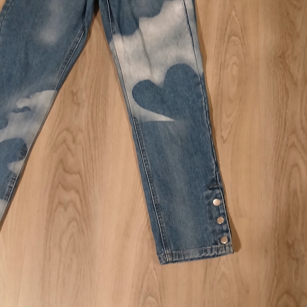 Boohoo Mens Blue & White Heart Pattern Jeans Silver Snaps On The Legs Size 30R
